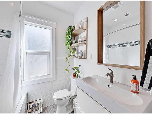 3833 Parkhill Street Sw, Calgary, AB - Indoor Photo Showing Bathroom