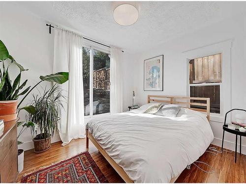 3833 Parkhill Street Sw, Calgary, AB - Indoor Photo Showing Bedroom