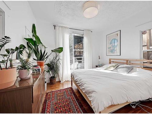 3833 Parkhill Street Sw, Calgary, AB - Indoor Photo Showing Bedroom