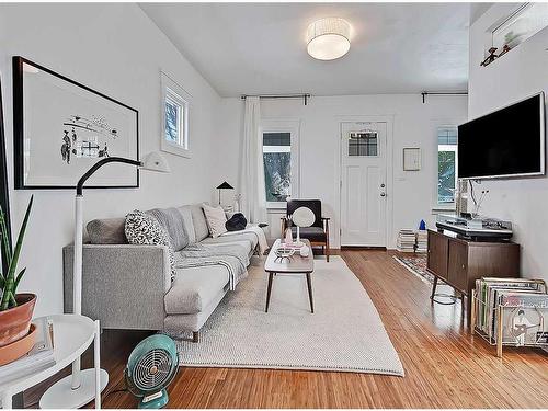 3833 Parkhill Street Sw, Calgary, AB - Indoor Photo Showing Living Room