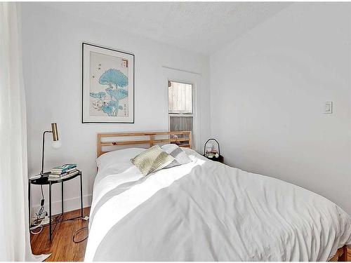 3833 Parkhill Street Sw, Calgary, AB - Indoor Photo Showing Bedroom