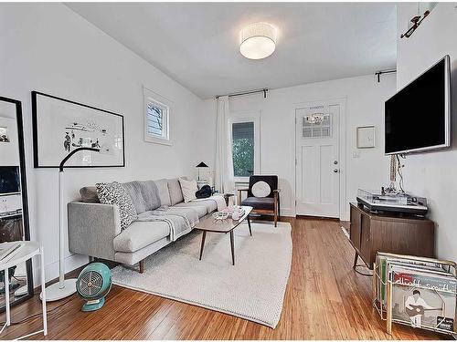 3833 Parkhill Street Sw, Calgary, AB - Indoor Photo Showing Living Room