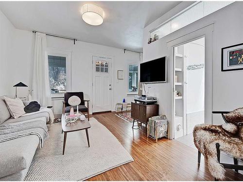 3833 Parkhill Street Sw, Calgary, AB - Indoor Photo Showing Living Room