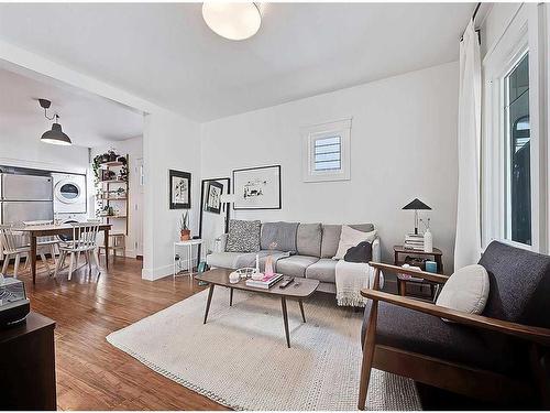 3833 Parkhill Street Sw, Calgary, AB - Indoor Photo Showing Living Room