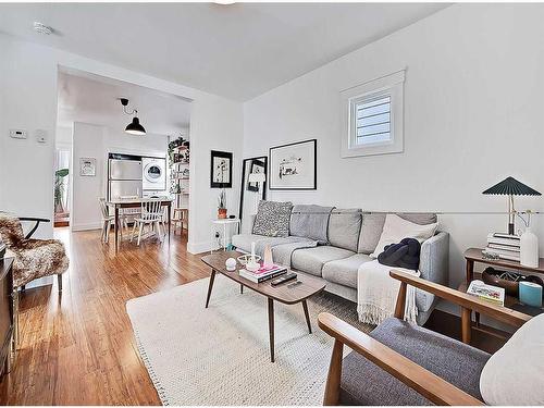 3833 Parkhill Street Sw, Calgary, AB - Indoor Photo Showing Living Room