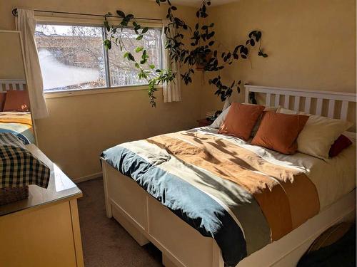 239 31 Avenue Ne, Calgary, AB - Indoor Photo Showing Bedroom