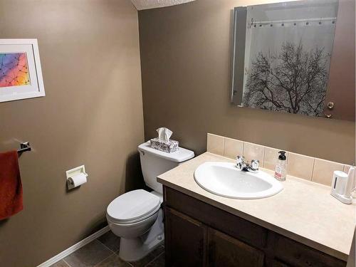 239 31 Avenue Ne, Calgary, AB - Indoor Photo Showing Bathroom