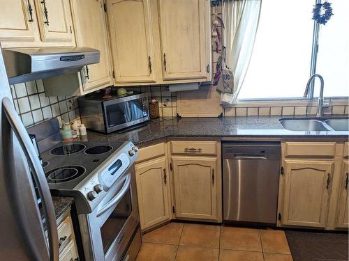 239 31 Avenue Ne, Calgary, AB - Indoor Photo Showing Kitchen With Double Sink