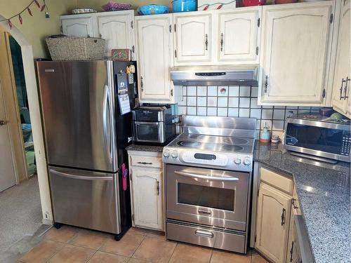 239 31 Avenue Ne, Calgary, AB - Indoor Photo Showing Kitchen