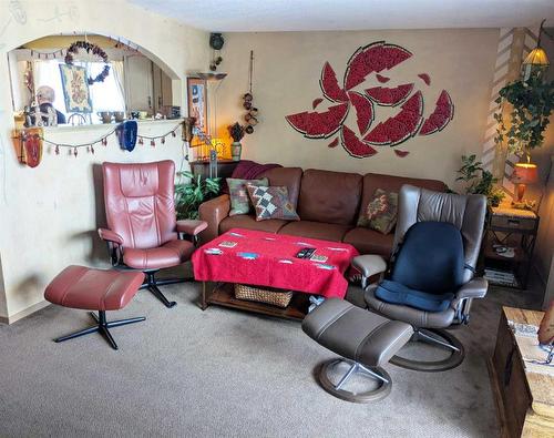 239 31 Avenue Ne, Calgary, AB - Indoor Photo Showing Living Room