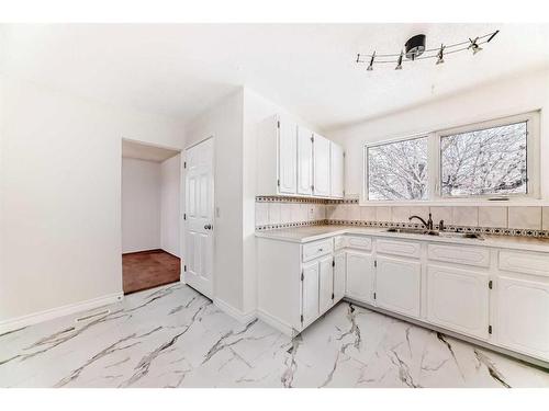 3719 Whitehorn Drive Ne, Calgary, AB - Indoor Photo Showing Kitchen