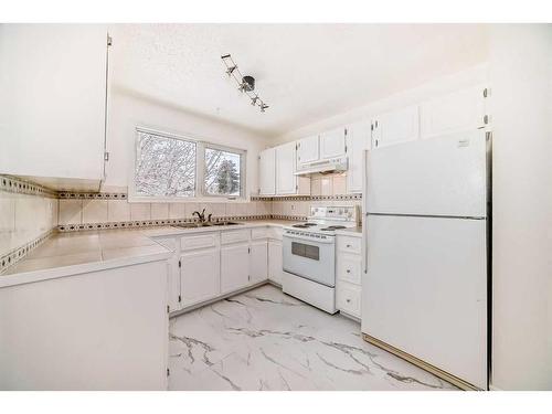 3719 Whitehorn Drive Ne, Calgary, AB - Indoor Photo Showing Kitchen