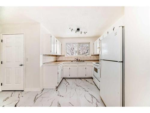 3719 Whitehorn Drive Ne, Calgary, AB - Indoor Photo Showing Kitchen