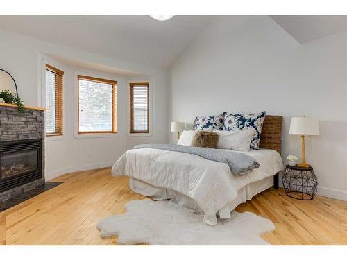 2325 22 Avenue Sw, Calgary, AB - Indoor Photo Showing Bedroom