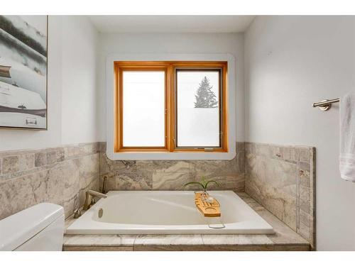 2325 22 Avenue Sw, Calgary, AB - Indoor Photo Showing Bathroom