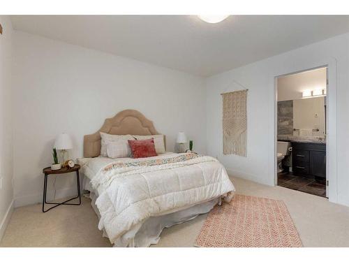 2325 22 Avenue Sw, Calgary, AB - Indoor Photo Showing Bedroom