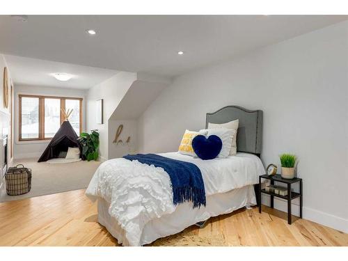 2325 22 Avenue Sw, Calgary, AB - Indoor Photo Showing Bedroom