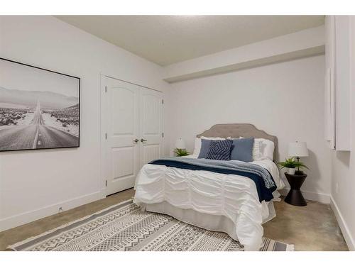 2325 22 Avenue Sw, Calgary, AB - Indoor Photo Showing Bedroom