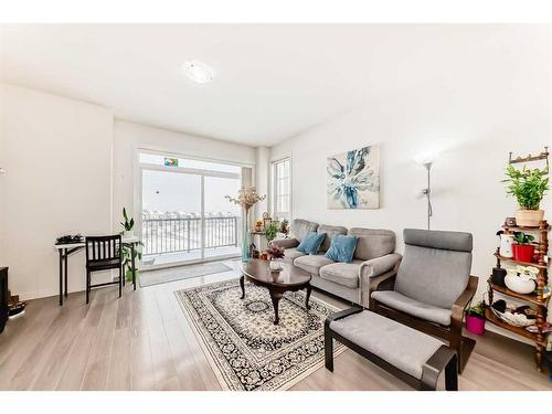 33 Sherwood Lane Nw, Calgary, AB - Indoor Photo Showing Living Room