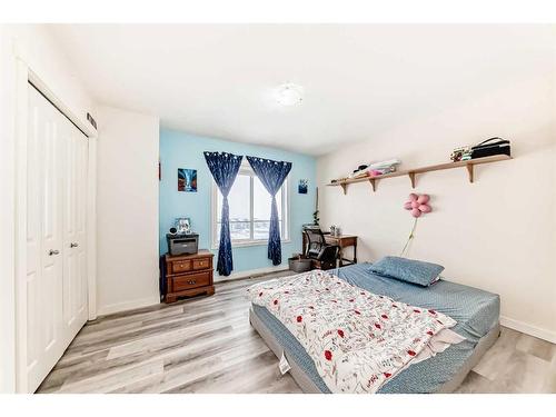 33 Sherwood Lane Nw, Calgary, AB - Indoor Photo Showing Bedroom