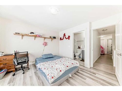 33 Sherwood Lane Nw, Calgary, AB - Indoor Photo Showing Bedroom