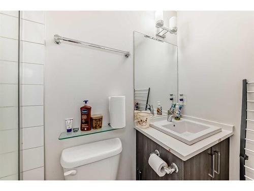 33 Sherwood Lane Nw, Calgary, AB - Indoor Photo Showing Bathroom