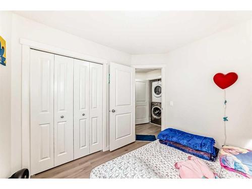 33 Sherwood Lane Nw, Calgary, AB - Indoor Photo Showing Bedroom