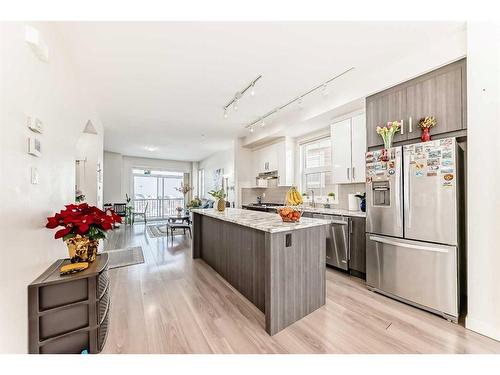 33 Sherwood Lane Nw, Calgary, AB - Indoor Photo Showing Kitchen