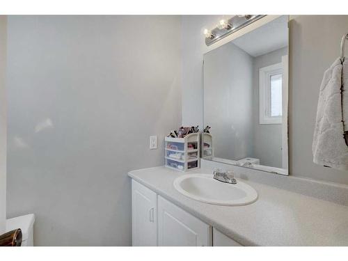 939 Cannock Road Sw, Calgary, AB - Indoor Photo Showing Bathroom