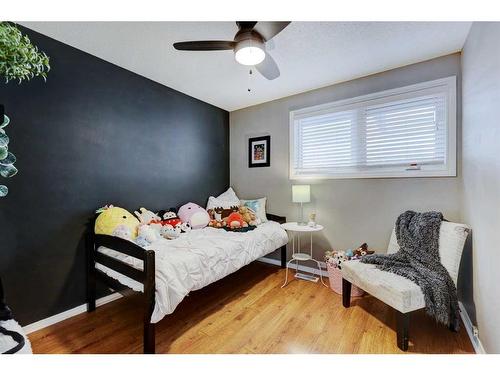 939 Cannock Road Sw, Calgary, AB - Indoor Photo Showing Bedroom