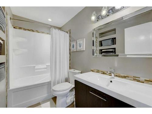 939 Cannock Road Sw, Calgary, AB - Indoor Photo Showing Bathroom