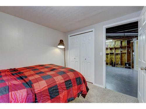 939 Cannock Road Sw, Calgary, AB - Indoor Photo Showing Bedroom