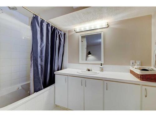 939 Cannock Road Sw, Calgary, AB - Indoor Photo Showing Bathroom