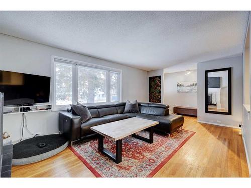 939 Cannock Road Sw, Calgary, AB - Indoor Photo Showing Living Room