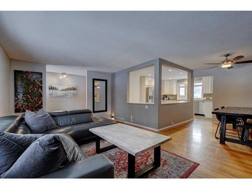 939 Cannock Road Sw, Calgary, AB - Indoor Photo Showing Living Room