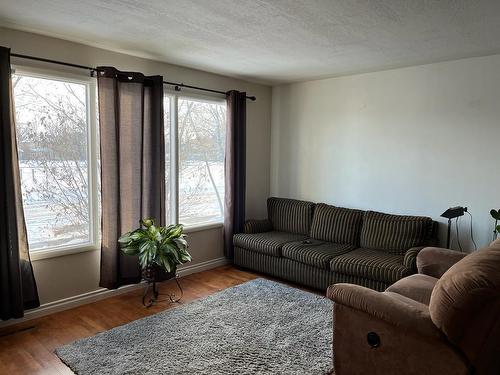 518 54 Avenue Sw, Calgary, AB - Indoor Photo Showing Living Room