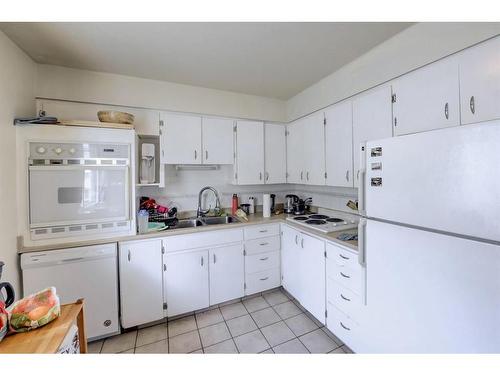 518 54 Avenue Sw, Calgary, AB - Indoor Photo Showing Bedroom