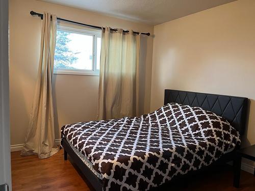 518 54 Avenue Sw, Calgary, AB - Indoor Photo Showing Bedroom