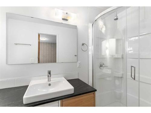 1015 Motherwell Road Ne, Calgary, AB - Indoor Photo Showing Bathroom