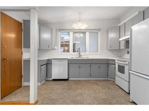 1015 Motherwell Road Ne, Calgary, AB - Indoor Photo Showing Kitchen