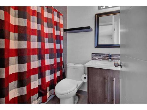 1907 Westmount Road Nw, Calgary, AB - Indoor Photo Showing Bathroom