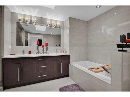 1907 Westmount Road Nw, Calgary, AB - Indoor Photo Showing Bathroom