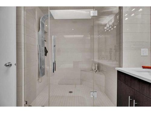 1907 Westmount Road Nw, Calgary, AB - Indoor Photo Showing Bathroom