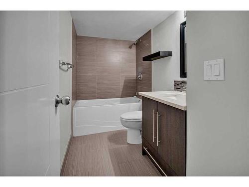 1907 Westmount Road Nw, Calgary, AB - Indoor Photo Showing Bathroom