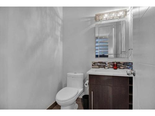 1907 Westmount Road Nw, Calgary, AB - Indoor Photo Showing Bathroom