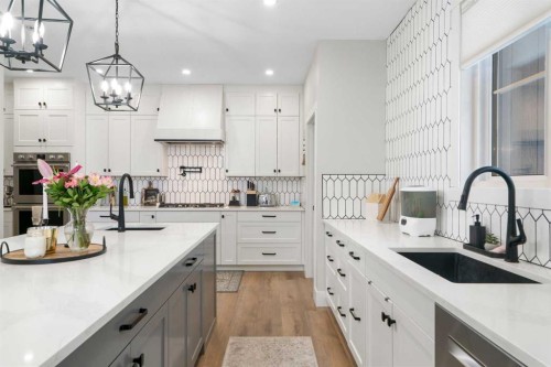 116 Centre Avenue Ne, Airdrie, AB - Indoor Photo Showing Kitchen With Upgraded Kitchen