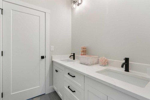 116 Centre Avenue Ne, Airdrie, AB - Indoor Photo Showing Bathroom