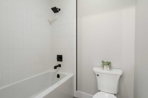 116 Centre Avenue Ne, Airdrie, AB - Indoor Photo Showing Bathroom