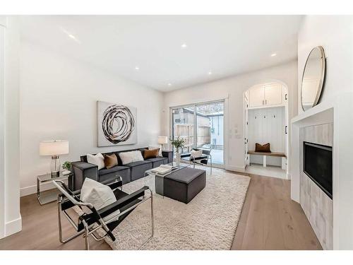 222 28 Avenue Nw, Calgary, AB - Indoor Photo Showing Living Room