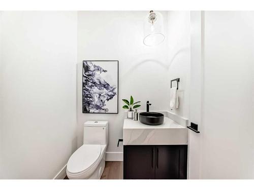 222 28 Avenue Nw, Calgary, AB - Indoor Photo Showing Bathroom